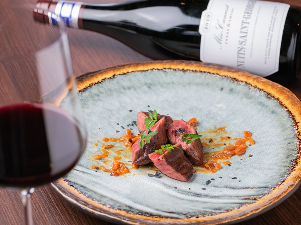 常時100種ほどのワインを揃え、至福のマリアージュに誘う