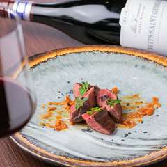 常時100種ほどのワインを揃え、至福のマリアージュに誘う