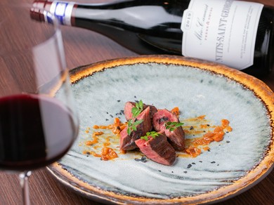 常時100種ほどのワインを揃え、至福のマリアージュに誘う