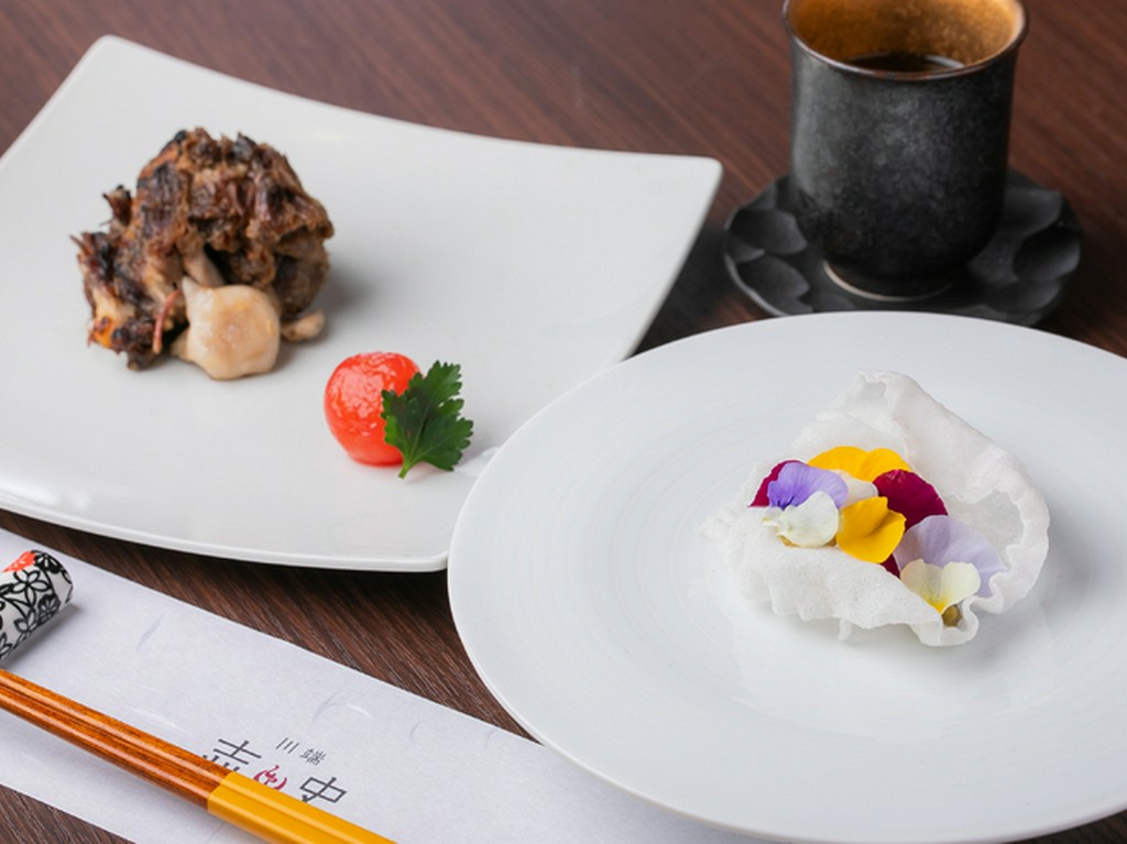 新趣向の焼肉コースに合う非日常空間、料理と器の調和も格別