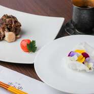 木の風合いが心地よい和空間に、カウンター席と個室をゆったり配置。落ち着いてくつろげる雰囲気で、プライベート＆ビジネスの幅広いシーンで頼りになります。唐津・有田・伊万里など九州の器使いのセンスも抜群。