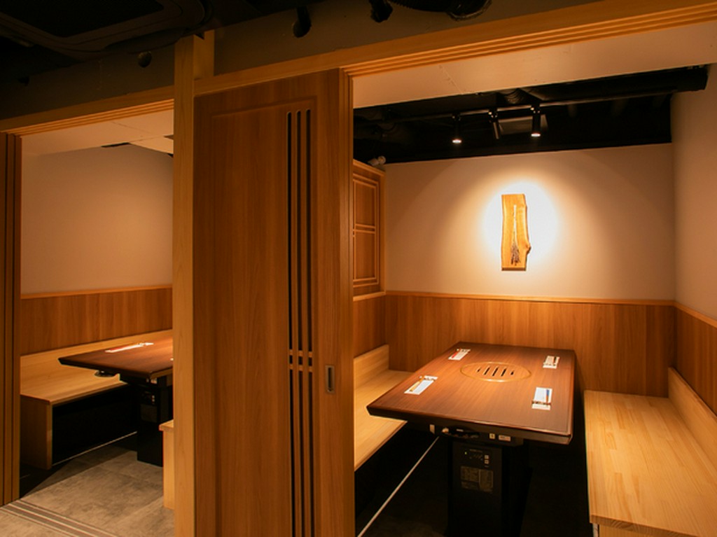 最大12名様がゆっくり憩える個室があり、幅広いシーンに向く