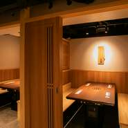 3～6名様用の個室を2部屋用意。木の温もりが薫る上質な空間で、接待や会食、お祝いの食事会などにぴったりです。間仕切り調整で7～12名様にも対応。個室もフルアテンドなので、皆で和やかに楽しめます。