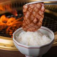 2023年の創業以来、接待スポットとしても人気上昇中。自慢の『おまかせコース』には、九州産黒毛和牛の高級＆希少部位が多数登場。地元の人との会食に加え、九州圏外のゲストを招くシーンにもオススメです。