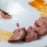 牛肉の最高級部位シャトーブリアンの繊細な肉質とエレガントな旨みを堪能できる一皿。塊肉を丁寧に火入れし、頂点の食感と旨みを楽しめるようカッティング。ピノノアールの塩、マデラソースでさらに味わい深く。