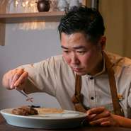 素材選びと調理法を追求した味わい、気取りがなく温かな雰囲気が評判。加えて、ゲスト一人一人の利用シーンと思いに寄り添う接客を大事にし、きめ細かな心配りとニーズに即した会話でもてなしています。