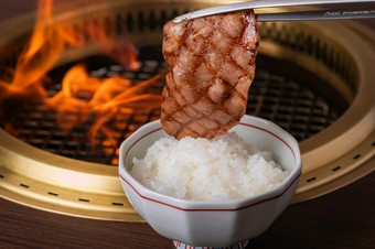 フルアテンドスタイルで最上級の肉を最高級のおいしさで届ける