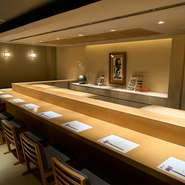 江戸の食文化が開花した日本橋地区で、和食の魅力をトータルに発信し、未来を創造する【不二楼】の寿司部門。1階から専用階段でアプローチする3階フロアは、食通の隠れ家の趣。感動の食体験が待っています。