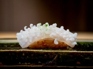 二人で食の冒険へ。旅するように楽しめる茅場町の人気スポット