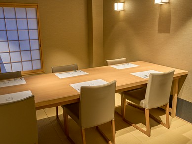 2〜8名様がゆったりくつろげる個室があり、接待や会食に人気