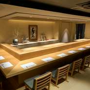 カウンターには13席をゆったり配置。大人のひとり客も多く、思い思いに寿司と酒肴を愉しめる雰囲気です。会員制が基本ながら、気取りのない空気感で、初めてでも自然体で楽しめます。