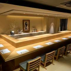 ひとり寿司の愉しみも格別。自分のペースで旬の幸にひたれる