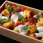 店での感動の食体験を“玉手箱”のように閉じ込めたお土産も好評。うに、いくら、旬の鮮魚など、その日の魚介で仕立て、お帰り時にお渡し。来店時の追加注文も可能ですが、売切れもあるので、予約がオススメです。