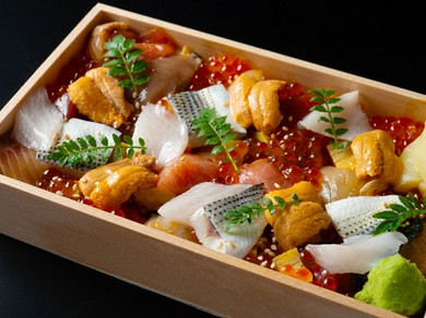 海の幸の玉手箱のような人気土産『鮨 不二楼 謹製 ばらちらし』