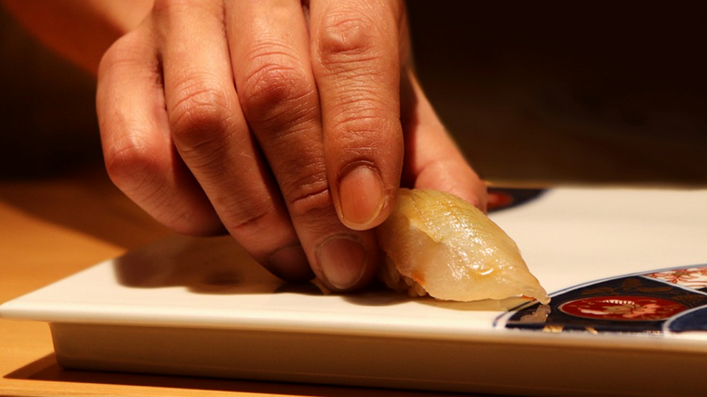 熟練の職人たちがカウンター席でもてなす