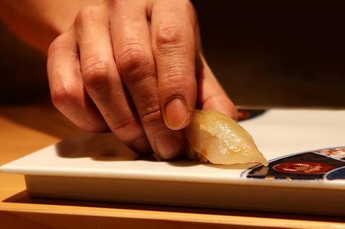 熟練の職人たちがカウンター席でもてなす