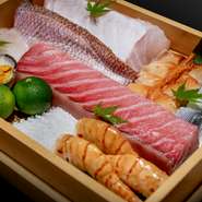 妥協のない仕入れに徹し、旬の最高峰の食材を取り揃え。魚介は九州や北海道などの漁港直送と豊洲市場の2つのルートで、その時季一番の素材を確保。赤酢をきかせた絶妙な温度帯の“ふた肌”のシャリも評判の旨さ！