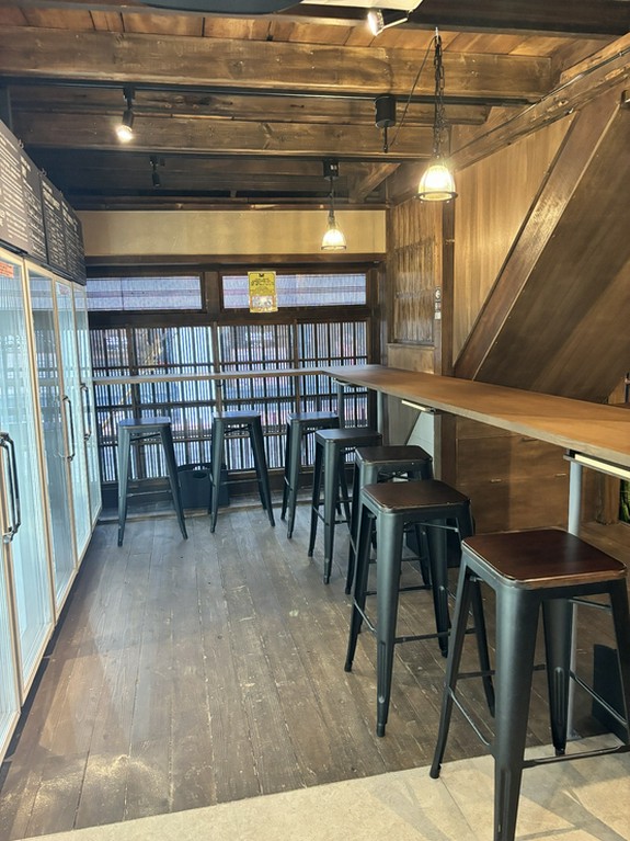 広々とした空間に設えられた17席のカウンター席