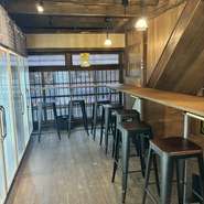 店内の雰囲気がとても居心地がよく、一人でも過ごしやすい雰囲気です。周りを気にせずくつろげるのが全17席のカウンター。手頃な価格でお酒を楽しめるのも、魅力的なポイントです。