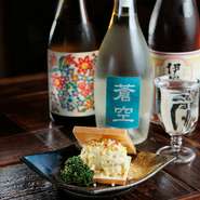 京都産のお酒を50種類以上も取り揃えています。唎酒師が3名も在籍しているので、飲み比べセットを楽しむことも可能。グラスでもボトルでも注文でき、気に入ったお酒は購入もできます。