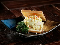 もなかの皮に乗せて味わう『自家製ポテサラ』