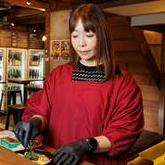 お酒の良さをより深く知ってもらいたいと、できるだけゲストとコミュニケーション図るのがモットー。観光客には京都のお酒を飲んでほしい、地元の方には地元をもっと知って欲しいという思いで、日々接客しています。