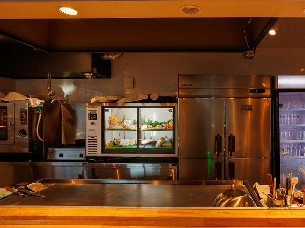 スタッフとの会話に華が咲く、臨場感高まるカウンター