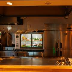 スタッフとの会話に華が咲く、臨場感高まるカウンター