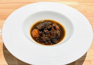やわらかさと美味に驚く『牛ほほ肉の赤ワイン煮込み』