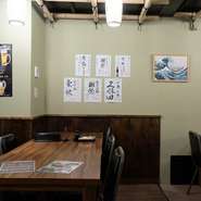 バラエティー豊かな丼はお1人さまでも利用しやすく、お腹をしっかりと満たしてくれるご馳走です。市場で買い付ける春夏秋冬の魚介は鮮度抜群。料理に合うお酒も充実しています。