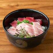 海外から日本を訪れるツーリストに好評なのが魚介をたっぷりと使った海鮮丼です。外国語表記のメニューが用意されているため海外の方もオーダーしやすく、日本文化を家族みんなで体感できます。