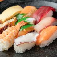 中央市場本所をはじめ、北海道から直送で届くさまざまな旬の魚介。新鮮さはもちろんのこと、脂の乗りや身の入り具合も厳しく目利きし、季節ごとに変わる美味を堪能できます。