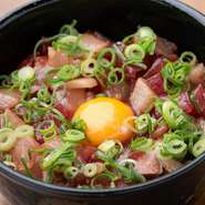 テイクアウトは、お昼時にピッタリな11時から対応しています。寿司をはじめ、丼など店内で味わえるメニューのほとんどが対象。赤だしがついてくるのも魅力的です。