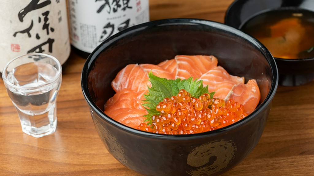 見た目も美しく、贅沢な気分を味わえる『サーモンイクラ丼』