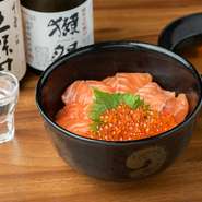 アトランティックサーモン（鮭）と北海道産イクラをたっぷりと使用しています。新鮮なサーモンとプチプチとしたイクラの組み合わせが絶妙な味わいを生み出し、酢飯との相性も抜群です。