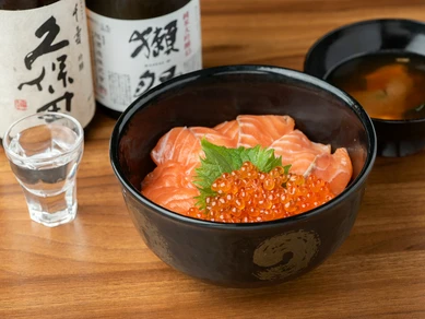 見た目も美しく、贅沢な気分を味わえる『サーモンイクラ丼』