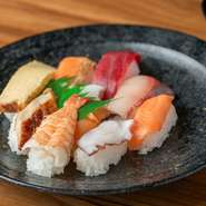 寿司10貫のネタは、鮪の赤身・ハマチ・サーモン・海老・蛸・赤貝・鰻・玉子・焼きハラス、イカなど。黒門市場ならではの新鮮さが届きます。