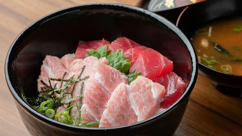 異なる至福の旨みを食べ比べできる『鮪二種丼』