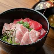 生本鮪のトロと赤身の贅沢な味わいが口いっぱいに広がります。驚くほどのリーズナブルな価格に、訪れる人からも感嘆の声が上がるほど。格別な旨みと甘みが贅沢な一杯を演出します。