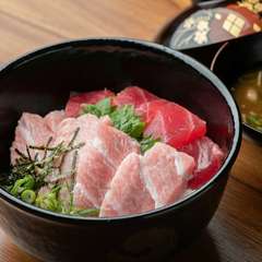 異なる至福の旨みを食べ比べできる『鮪二種丼』