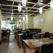 赤だしやうどんのスープなど、根底となる日本の味を海外の人にも届けています。外国語は堪能ではないものの、常に大切にしているのは真心。ジェスチャーを交え、丁寧に説明することを心がけています。