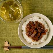 台湾出身の料理人が手掛ける台湾料理とドリンクが自慢の店。独自の調理法やスパイスを使っているため、日本の味付けとは一線を画しています。まるで台湾の夜市に立ち寄ったかのような、リアルな食体験をどうぞ。