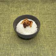 シンプル過ぎで思わずびっくりする美味しさ
ご飯+とろ醤油+ラード、これらだけ
豚脂の香りと台湾のとろ醤油ペーストをよく混ぜで、
香ばしい揚げ豚皮を散らして食べてください
びっくりするほど美味しい
