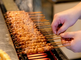 国産若鶏の首の皮を一週間かけてじっくりと焼き上げる『ぐる皮』