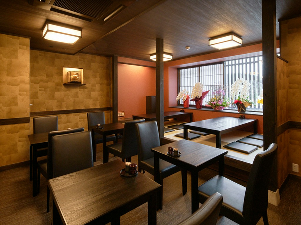 洗練された和モダン空間。高級感漂う店内で絶品鰻に舌鼓