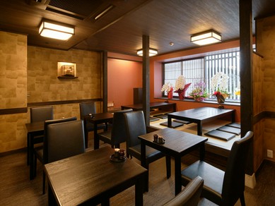 洗練された和モダン空間。高級感漂う店内で絶品鰻に舌鼓