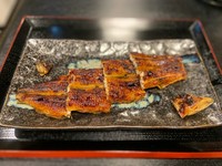 定番人気の炭火鰻の蒲焼き。
秘伝の濃厚なタレが絡んだ肉厚な鰻をご堪能ください。