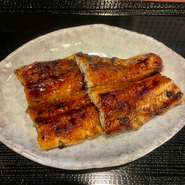 定番人気の炭火鰻の蒲焼き。
秘伝の濃厚なタレが絡んだ肉厚な鰻をご堪能ください。
