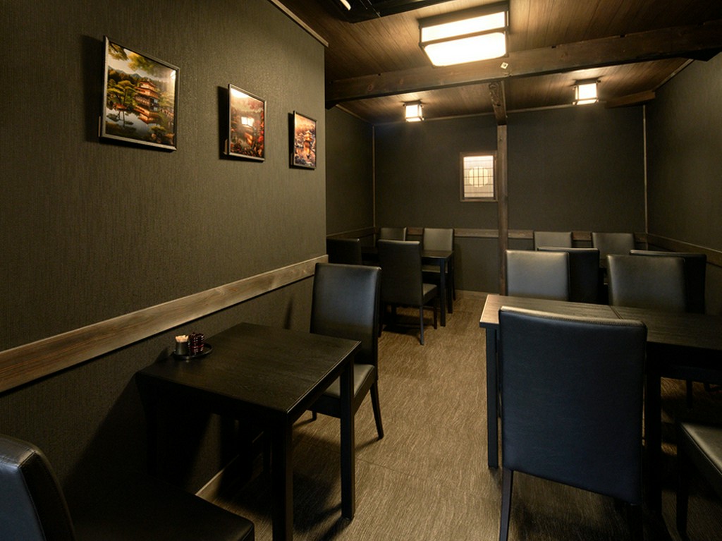 ゆったり食事を楽しめる、和モダンテイストの空間