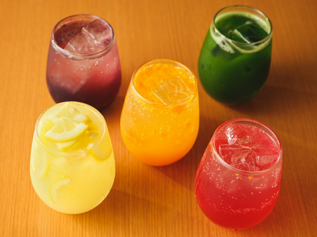 種類豊富なドリンクは見た目もカラフルな果実サワーもご用意！